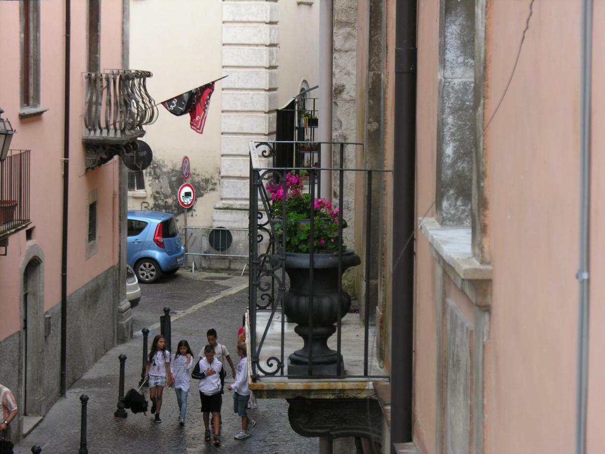 Palazzo Salini - Appartamento Familiare Sulmona Værelse billede